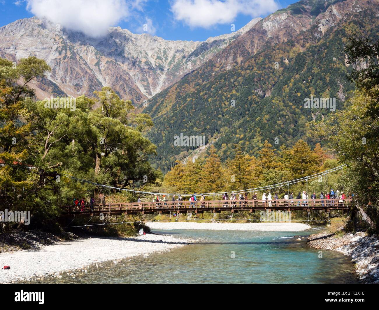 Mtsumoto, Japan - 7. Oktober 2015: Frühe Herbstfarben im Kamikochi-Tal Stockfoto