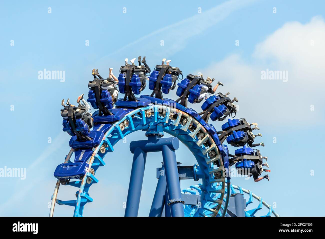 Blackpool , Lancashire-England - 25.04.2021 - Abenteuerlustige genießen die Infusion Achterbahnfahrt Stockfoto