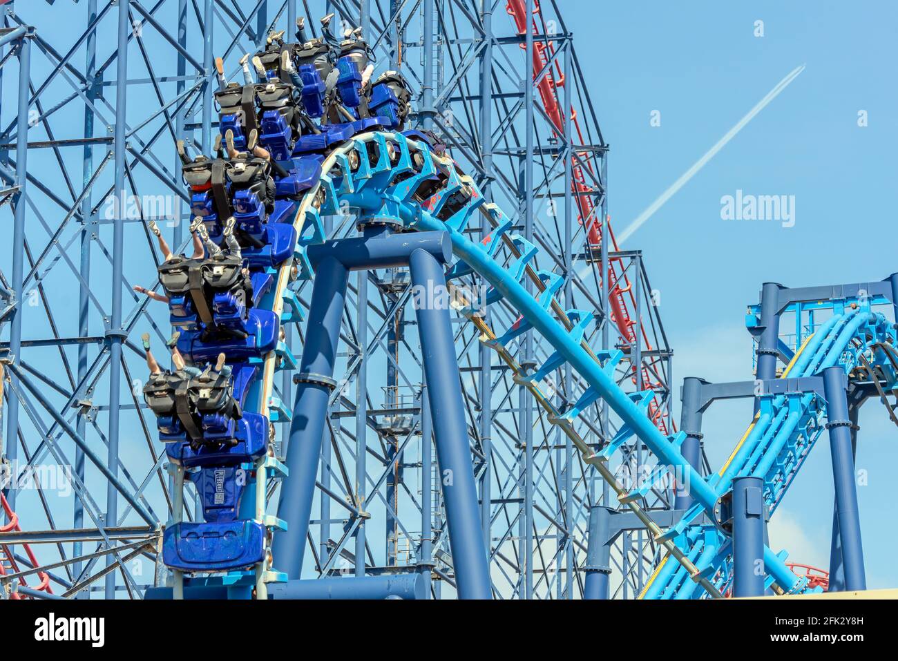 Blackpool , Lancashire-England - 25.04.2021 - Abenteuerlustige genießen die Infusion Achterbahnfahrt Stockfoto