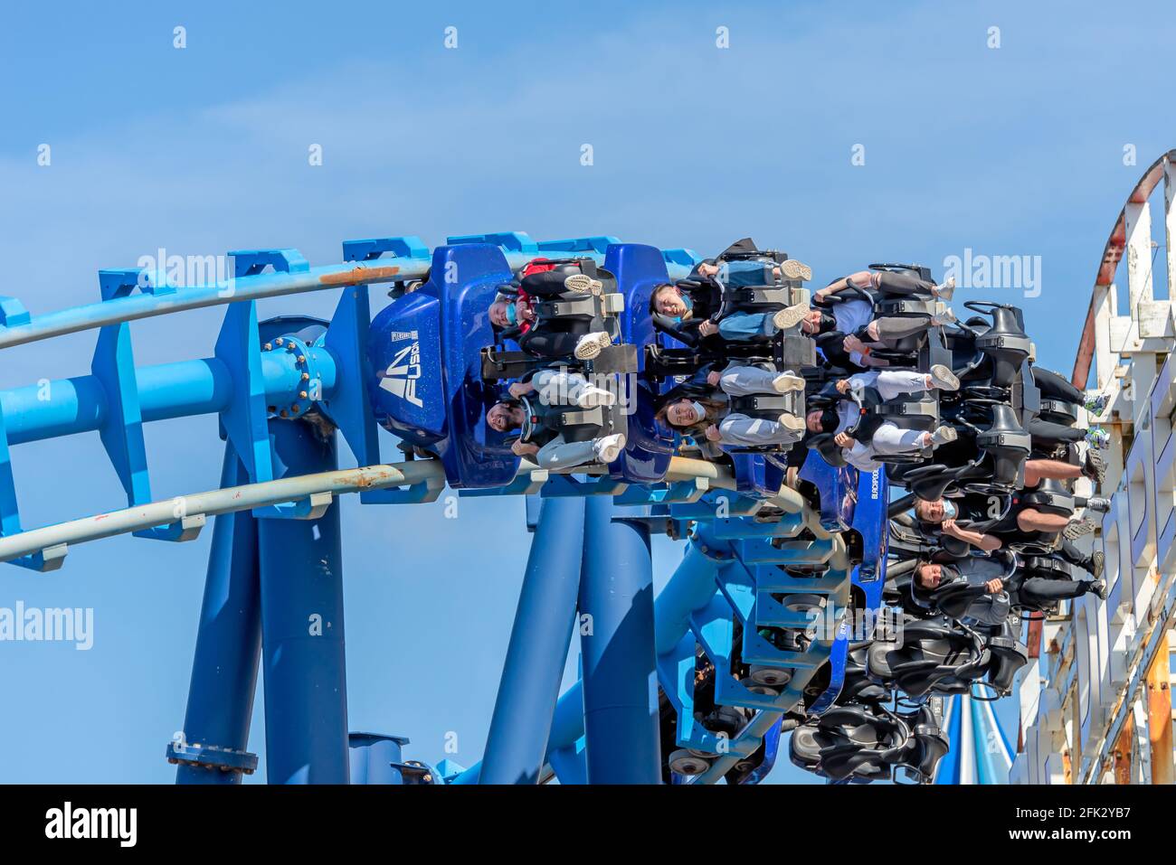 Blackpool , Lancashire-England - 25.04.2021 - Abenteuerlustige genießen die Infusion Achterbahnfahrt Stockfoto