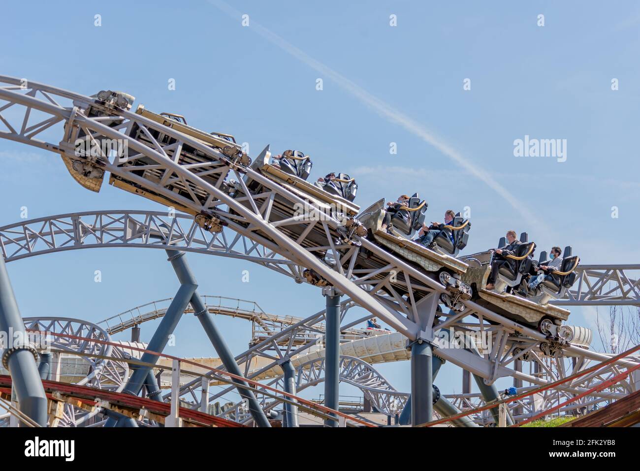 Blackpool , Lancashire-England - 25.04.2021 - Abenteuerlustige genießen die ikonische Achterbahnfahrt Stockfoto