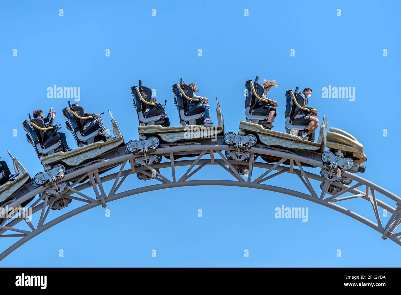 Blackpool , Lancashire-England - 25.04.2021 - Abenteuerlustige genießen die ikonische Achterbahnfahrt Stockfoto