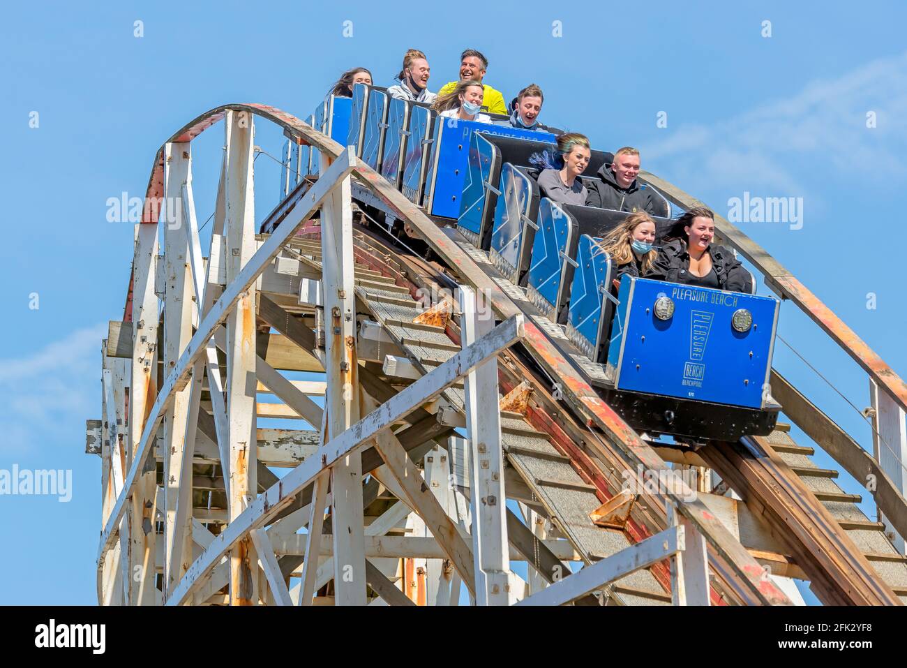 Blackpool , Lancashire-England - 25.04.2021 - Abenteuerlustige genießen die Achterbahnfahrt des Big Dipper Stockfoto