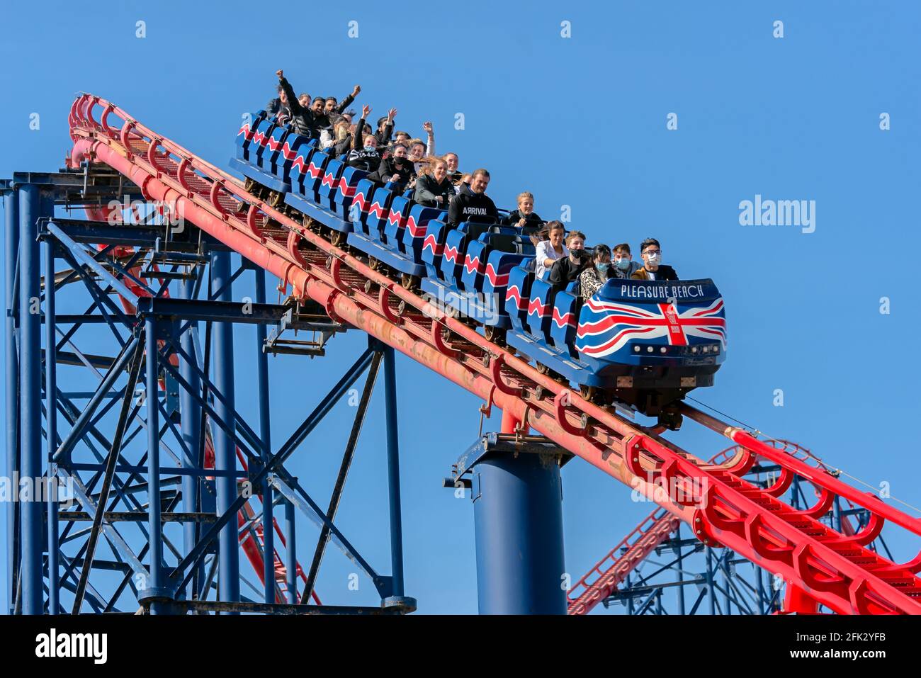 Blackpool , Lancashire-England - 25.04.2021 - Abenteuerlustige genießen die Achterbahnfahrt Pepsi Max Big One Stockfoto