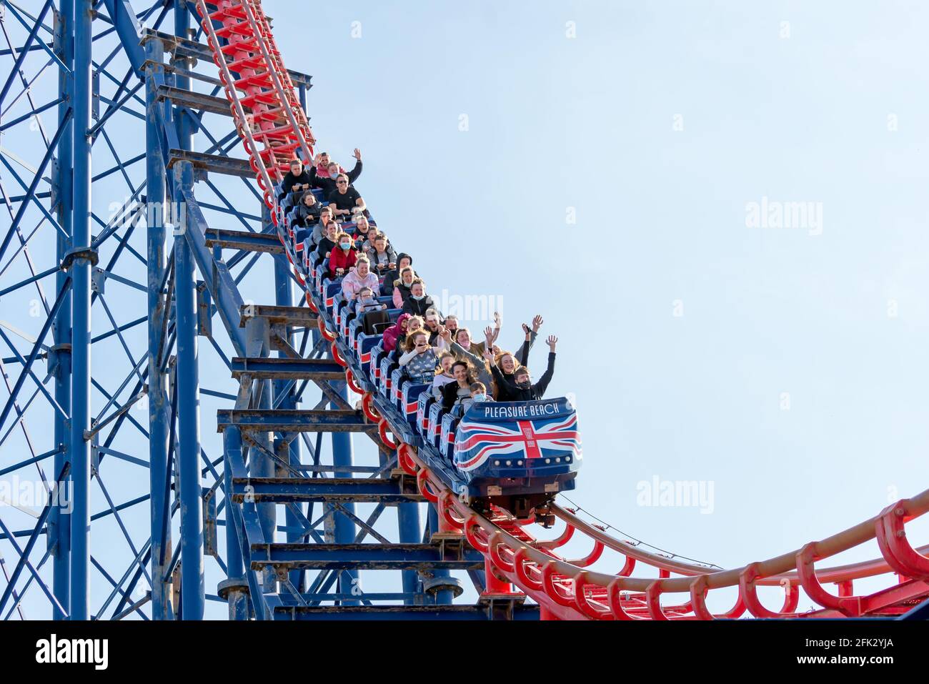 Blackpool , Lancashire-England - 25.04.2021 - Abenteuerlustige genießen die Achterbahnfahrt Pepsi Max Big One Stockfoto