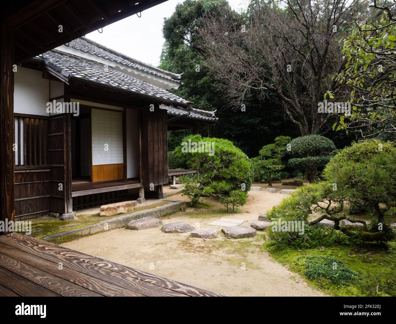 Kitsuki, Japan - 31. Oktober 2016: Traditionelles japanisches Haus mit Garten in der Isoya Samurai Residenz Stockfoto