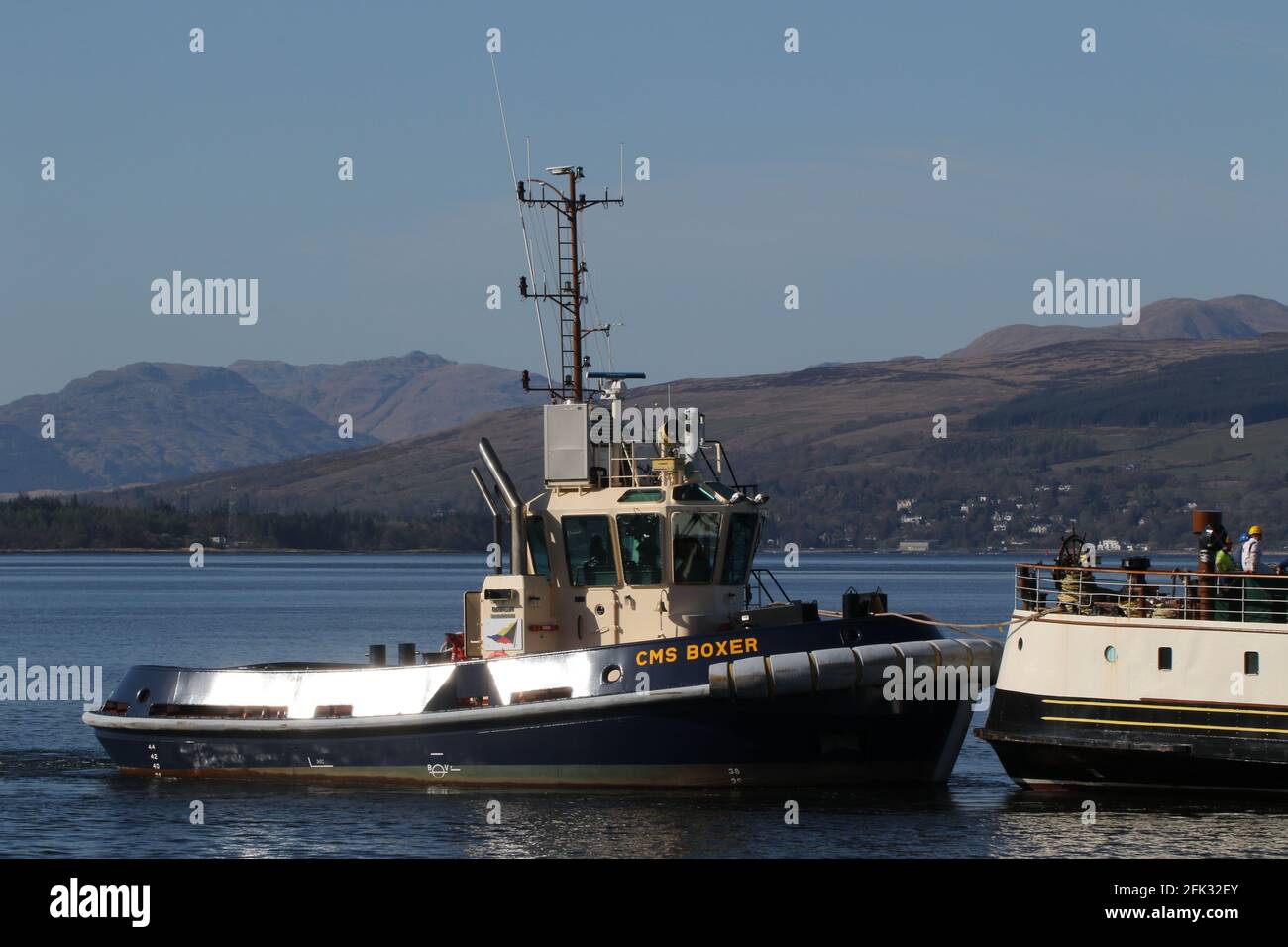 CMS Boxer, ein Damens ASD 2009 Schlepper, der von Clyde Marine Services betrieben wird und PS Waverley in Garvel Dock am Firth of Clyde unterstützt. Stockfoto