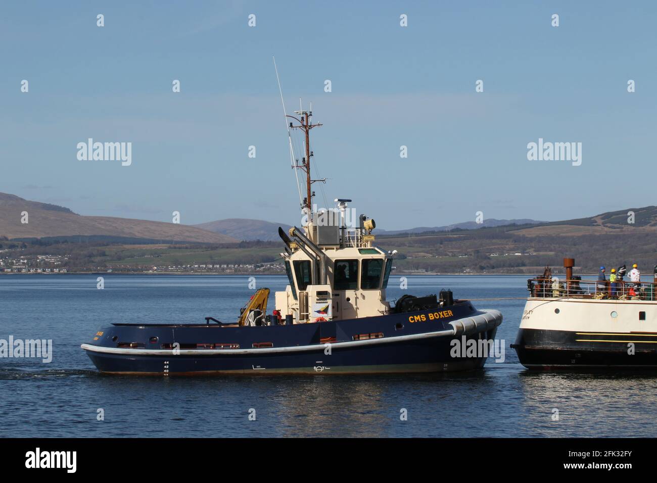 CMS Boxer, ein Damens ASD 2009 Schlepper, der von Clyde Marine Services betrieben wird und PS Waverley in Garvel Dock am Firth of Clyde unterstützt. Stockfoto