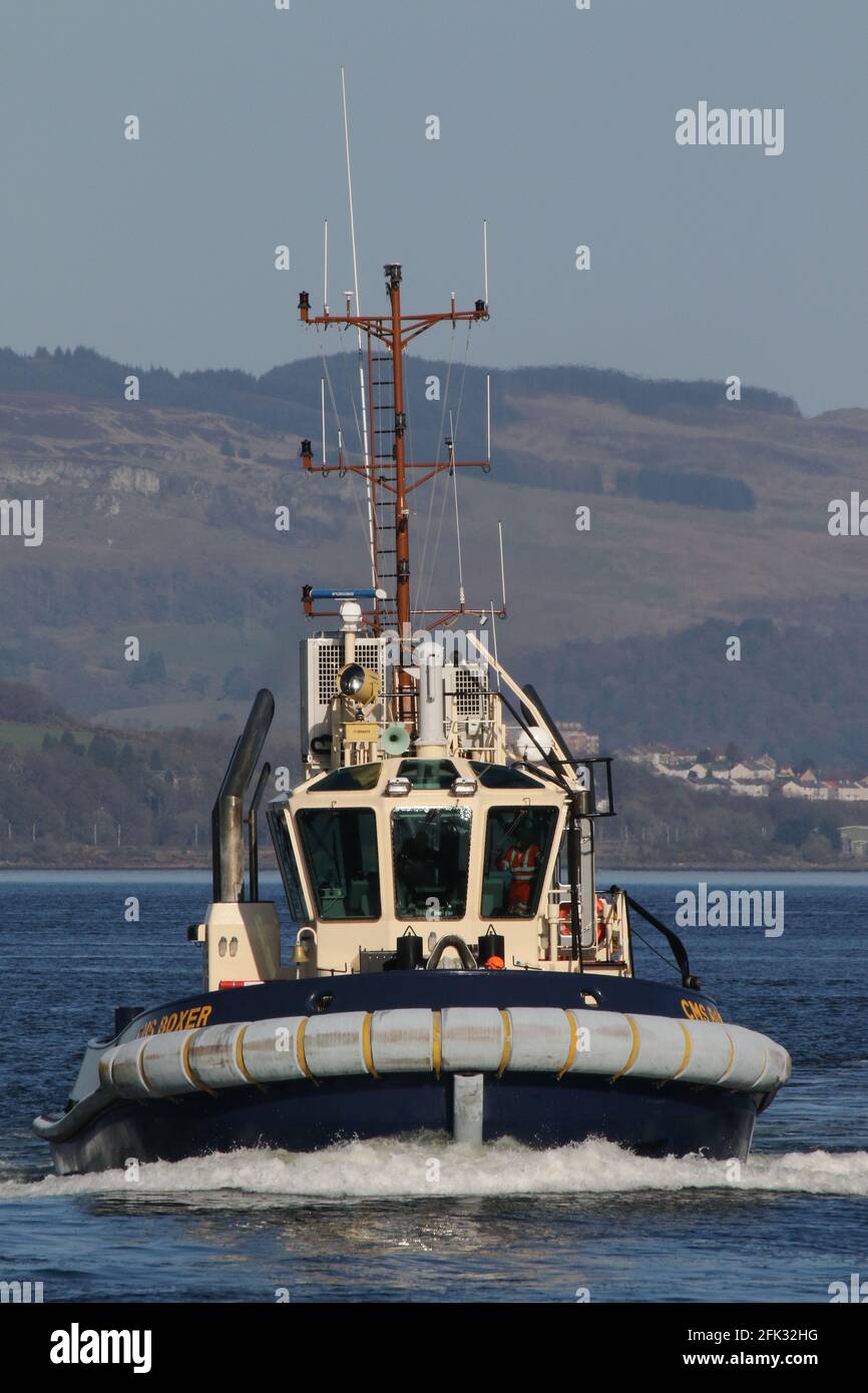 CMS Boxer, ein Damen ASD 2009 Schlepper, der von Clyde Marine Services betrieben wird, kehrt nach der Unterstützung von PS Waverley im Garvel Dock zum Victoria Harbour zurück. Stockfoto