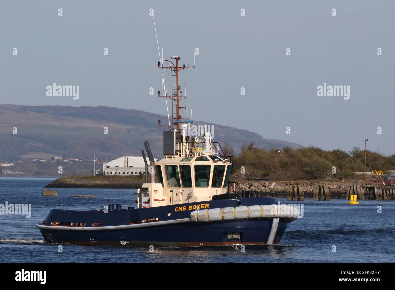 CMS Boxer, ein Damen ASD 2009 Schlepper, der von Clyde Marine Services betrieben wird, kehrt nach der Unterstützung von PS Waverley im Garvel Dock zum Victoria Harbour zurück. Stockfoto