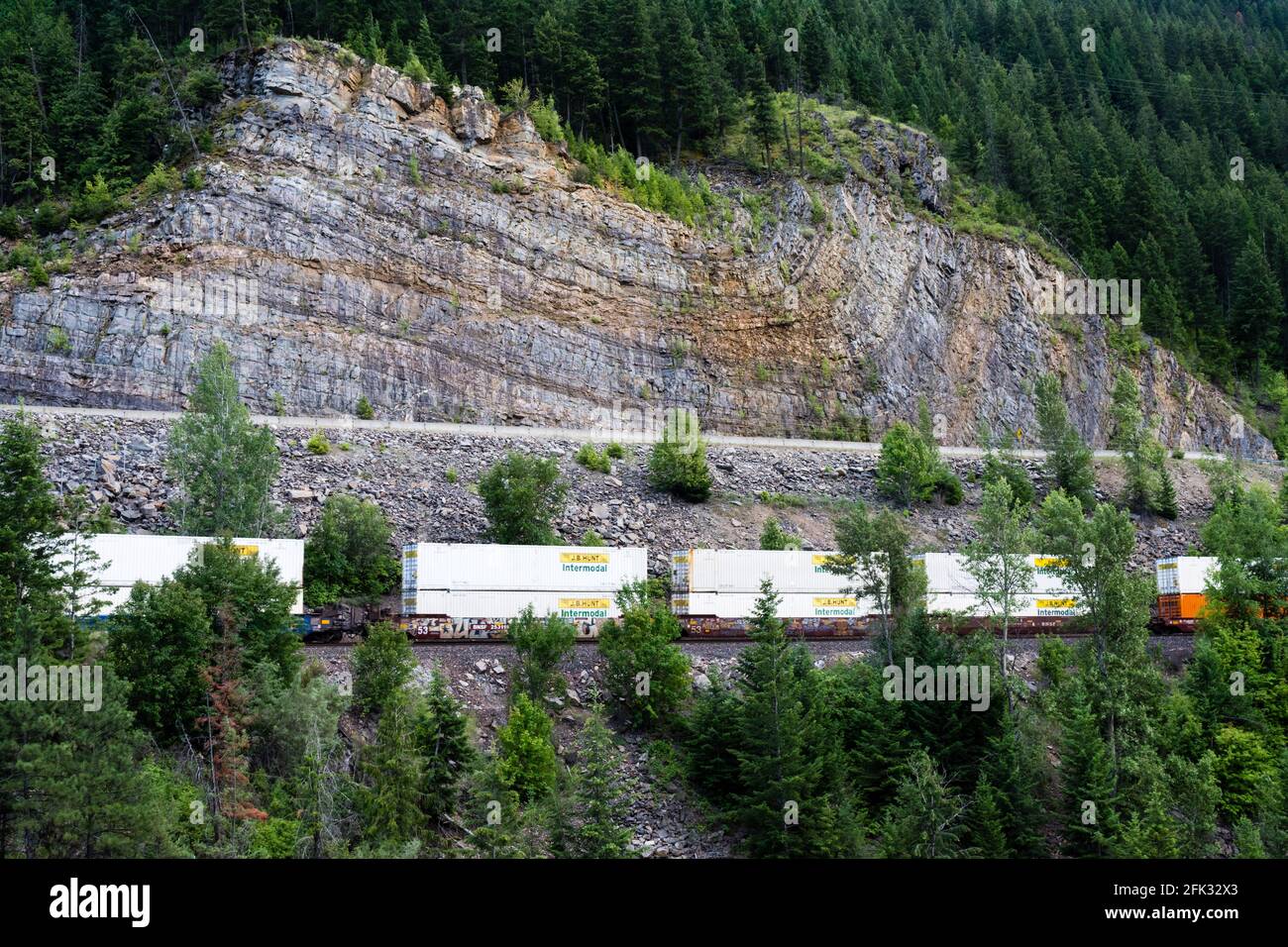 Montana, USA - 3. Juli 2016: Güterzug auf der Eisenbahn in amerikanischer Wildnis Stockfoto