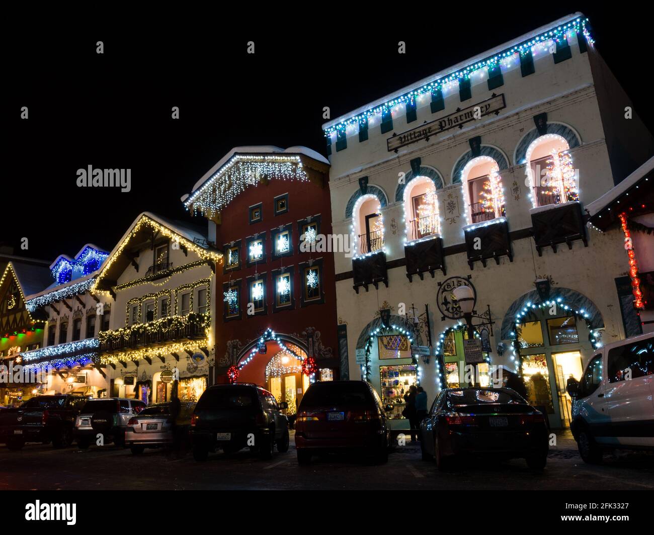 Leavenworth, WA - 27. Dezember 2015: Weihnachtslicht im bayerischen Leavenworth-Dorf Stockfoto