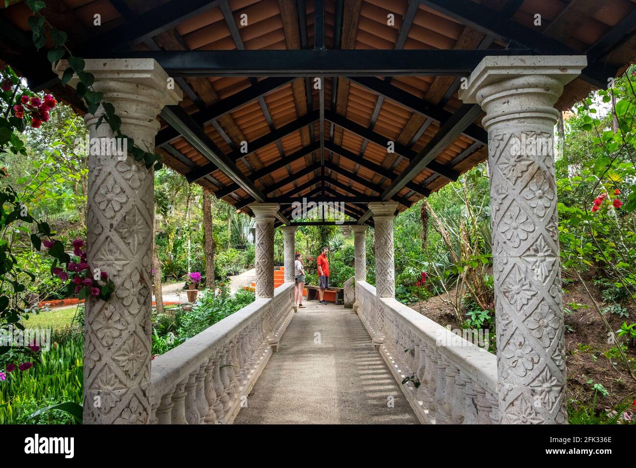 Steinbrücke im Botanischen Garten von Vallarta, Puerto Vallarta, Mexiko Stockfoto
