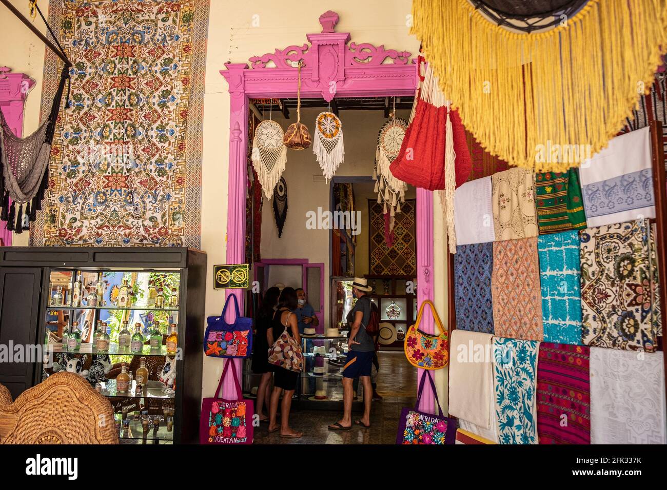 Touristen besuchen den Mercado Principal in Mérida, Mexiko, einen Markt, der hauptsächlich für Maya-Kunsthandwerk bekannt ist Stockfoto