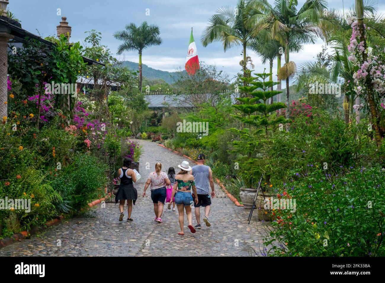 Touristen wandern auf einem Pfad im Botanischen Garten von