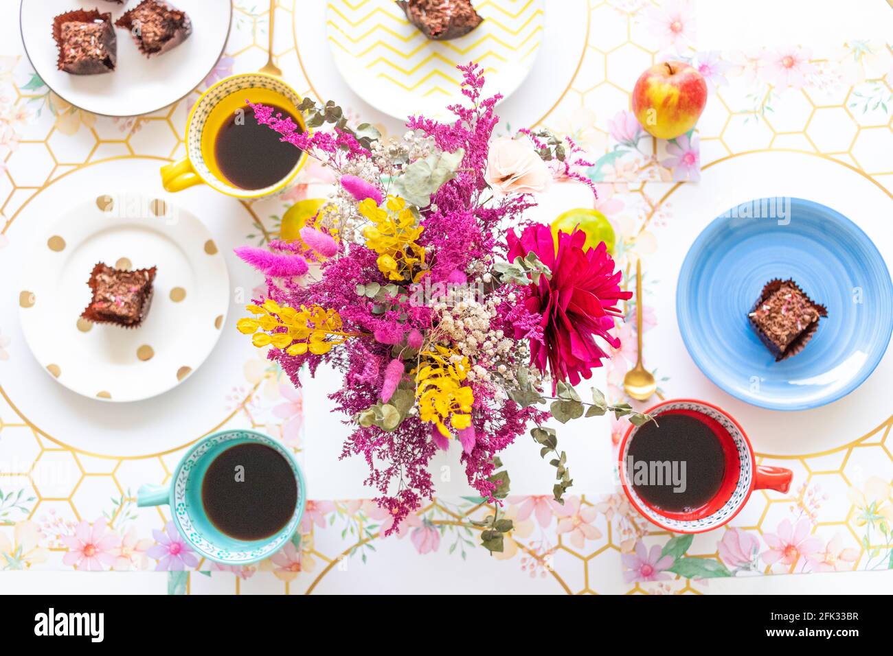 Blick von der Tischplatte mit süßen Snacks und Kaffee mit frischem Blumenküchen Stockfoto
