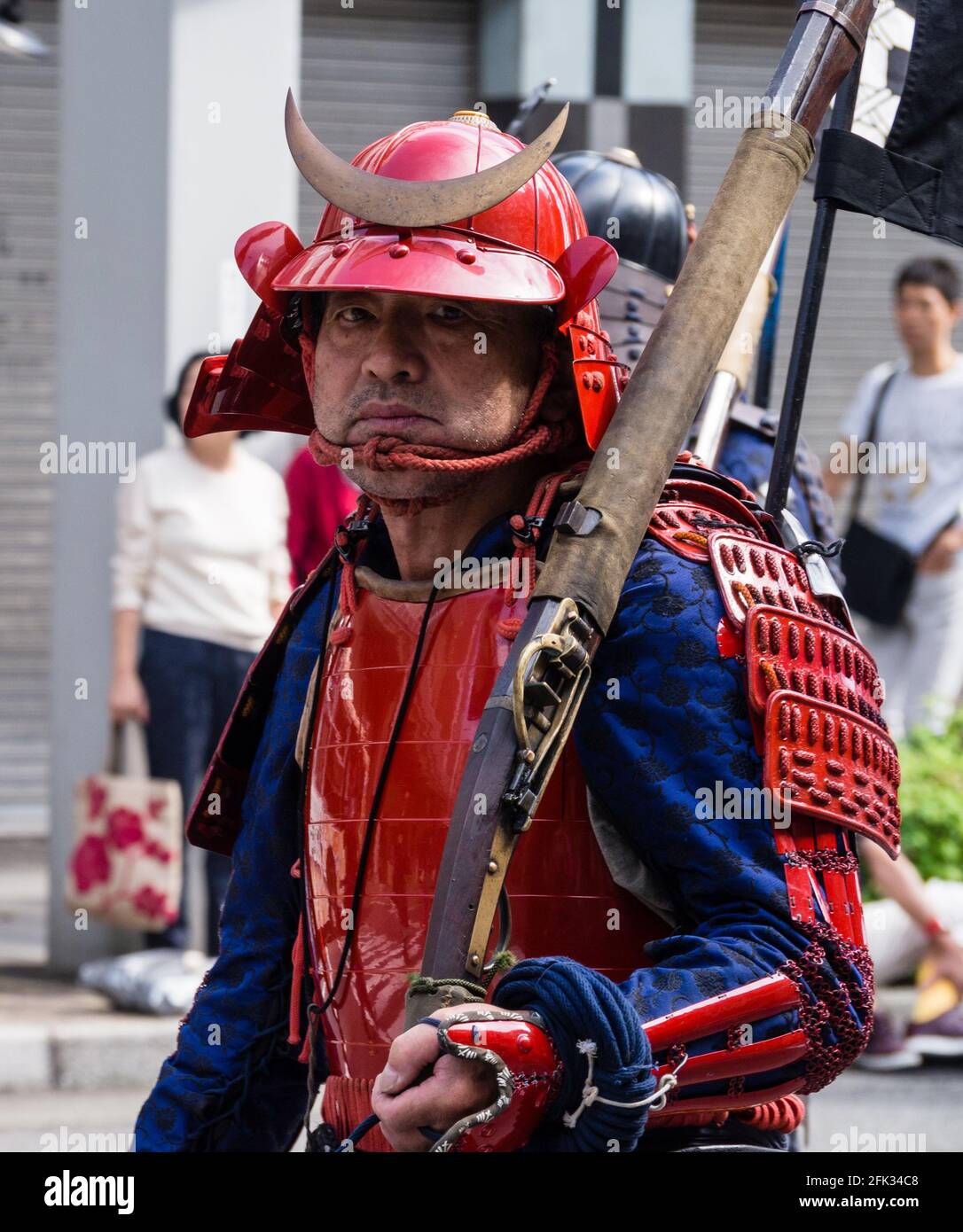 Gifu, Japan - 4. Oktober 2015: Mann, der als Samurai in Rüstung mit Hackbut gekleidet war, während der 59. Jährlichen Nobunaga Festival historischen Nachstellung Parade Stockfoto