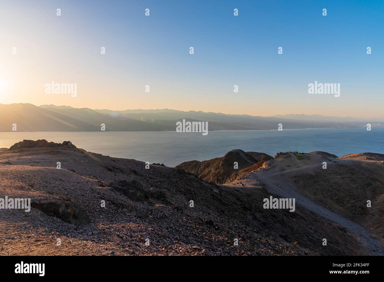 Berge in der Wüste vor dem Hintergrund des Roten Meeres. Shlomo Mountain, Eilat Israel, Mars like Landscape. Hochwertige Fotos Stockfoto