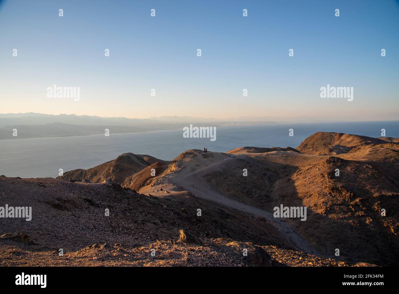 Berge in der Wüste vor dem Hintergrund des Roten Meeres. Shlomo Mountain, Eilat Israel, Mars like Landscape. Hochwertige Fotos Stockfoto