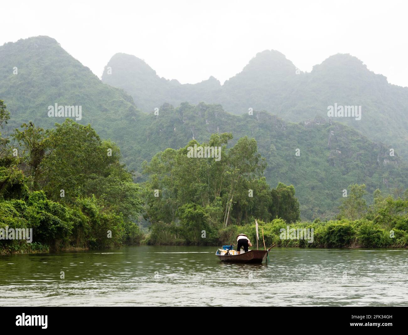 Malerische Landschaft auf dem Weg zur Parfüm-Pagode, einem beliebten Tagesausflug von Hanoi, Vietnam Stockfoto