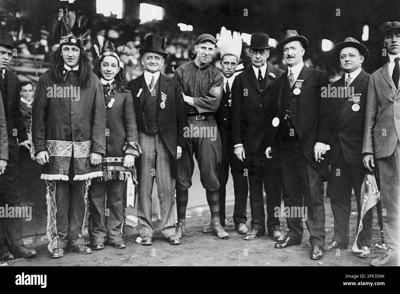 Hank Gowdy, Boston Braves & John Francis Fitzgerald, Bürgermeister von Boston, James E Gaffney, Eigentümer, Fenway Park, Game 3, World Series, Boston 12. Oktober 1914 Stockfoto