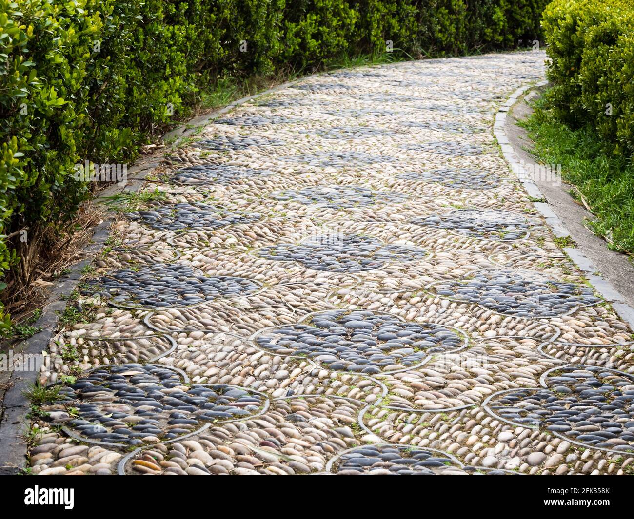 Kieselsteinpfad im klassischen chinesischen Garten Stockfoto