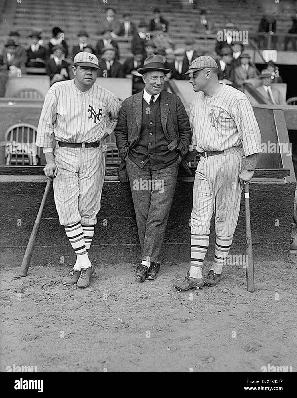 Babe Ruth & Jack Bentley in Giants Uniformen für Ausstellungsspiel; Jack Dunn in der Mitte. 23. Oktober 1923. Stockfoto