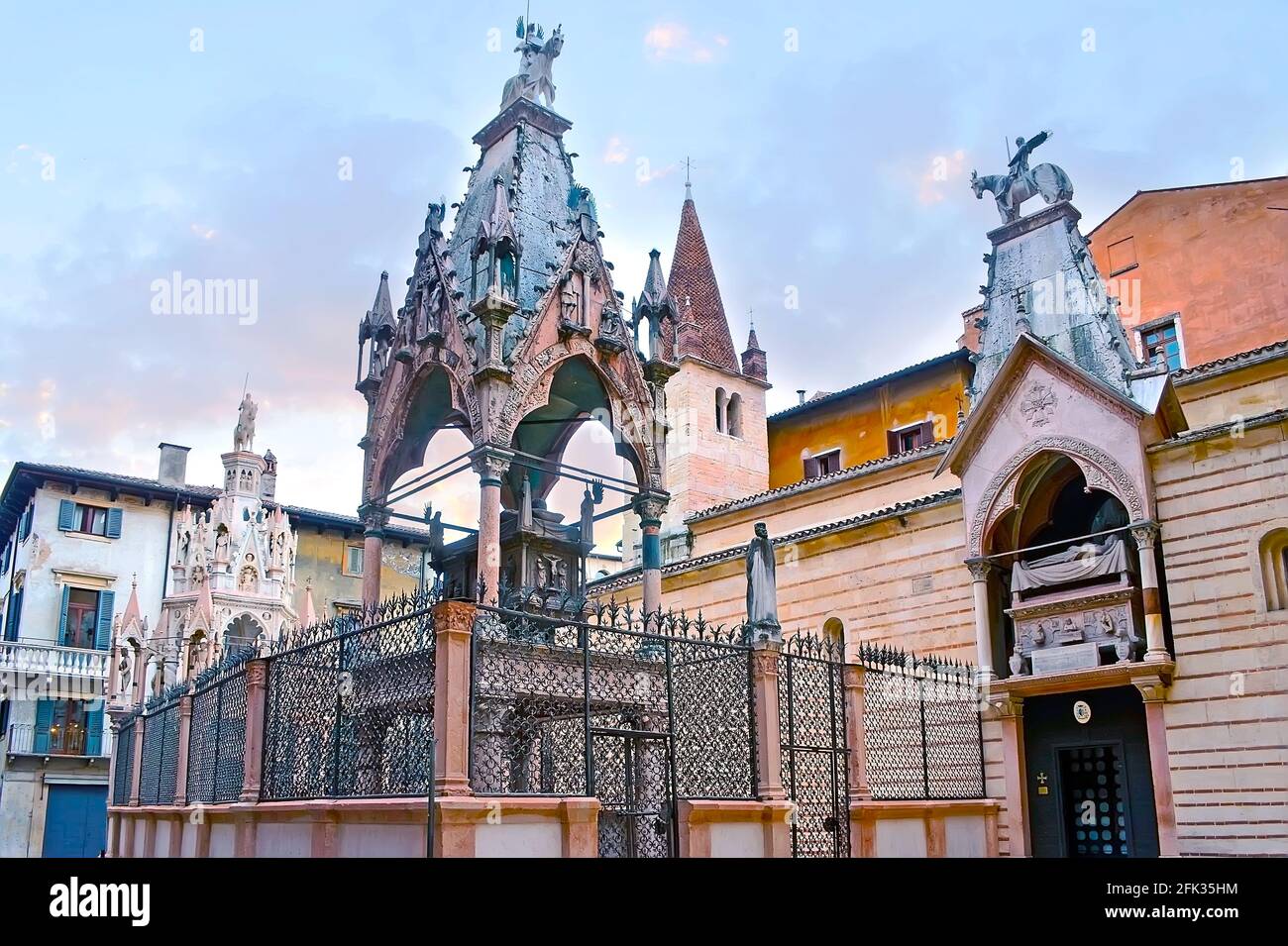 Die Stelle des mittelalterlichen gotischen Arche Scaligere Friedhofs vor der Santa Maria Antica Kirche, Verona, Italien Stockfoto