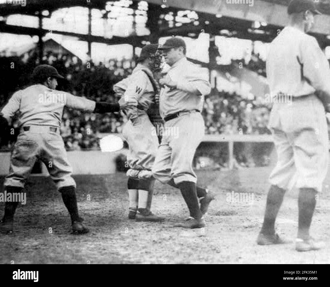 Babe Ruth, New York Yankees, überqueren Sie die Platte, nachdem er seinen ersten Home Run der Saison 21 April 1924. Stockfoto