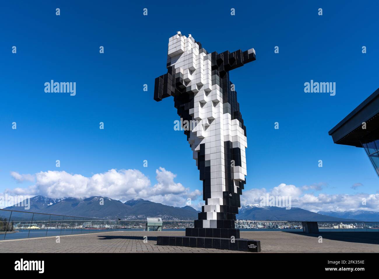 Digitale Orca-Skulptur eines Killerwals, neben dem Vancouver Convention Center. Canada Place Burrard Landing. Vancouver, BC, Kanada. Stockfoto