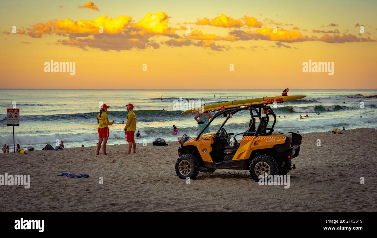 Burleigh Heads, Gold Coast, Australien - der Buggy des Rettungsschwimmer parkte bei Sonnenuntergang am Strand Stockfoto