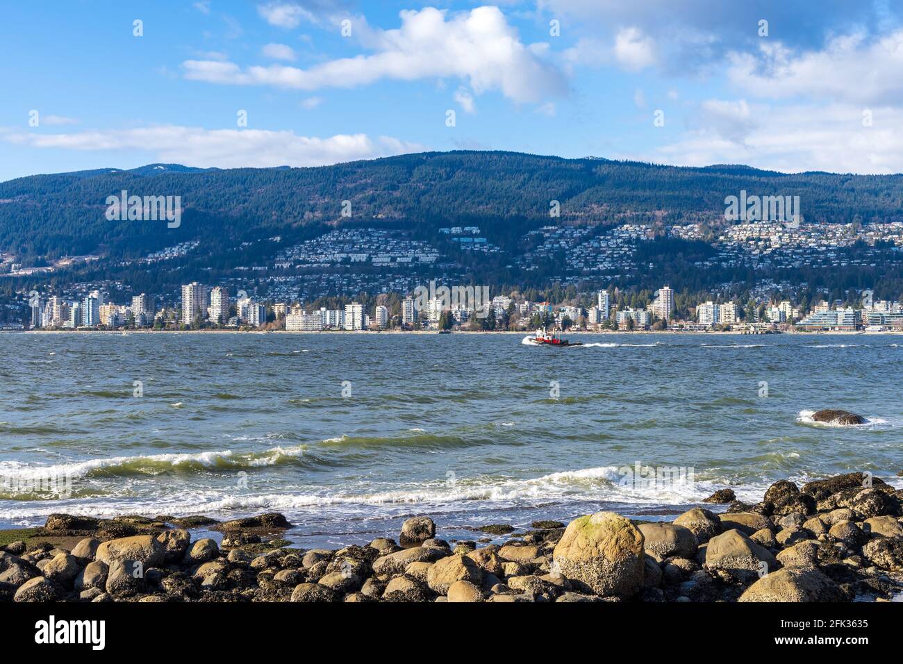 Stadtbild von West Vancouver. Blick vom Zeus Beach Stanley Park Seawall. British Columbia, Kanada. Stockfoto