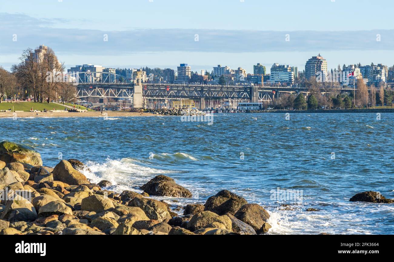 English Bay, Vancouver City wunderschöne Landschaft im Frühling bei Sonnenuntergang. British Columbia, Kanada. Stockfoto
