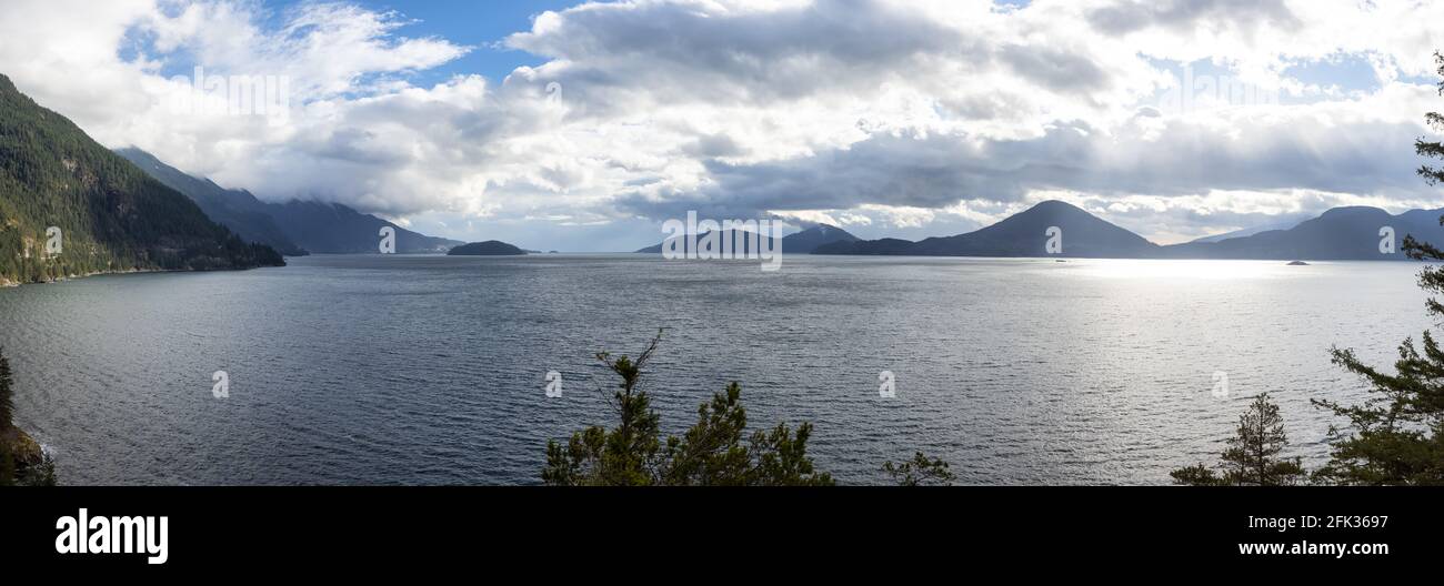 Panoramablick auf Howe Sound und die kanadische Berglandschaft Stockfoto