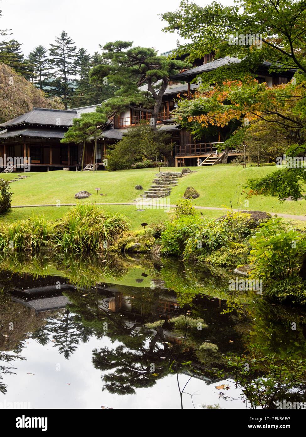 Nikko, Japan - 23. Oktober 2016: Traditioneller japanischer Landschaftsgarten mit Teich in der kaiserlichen Villa Tamozawa mit Herbstblättern, die ihre Farbe ändern Stockfoto
