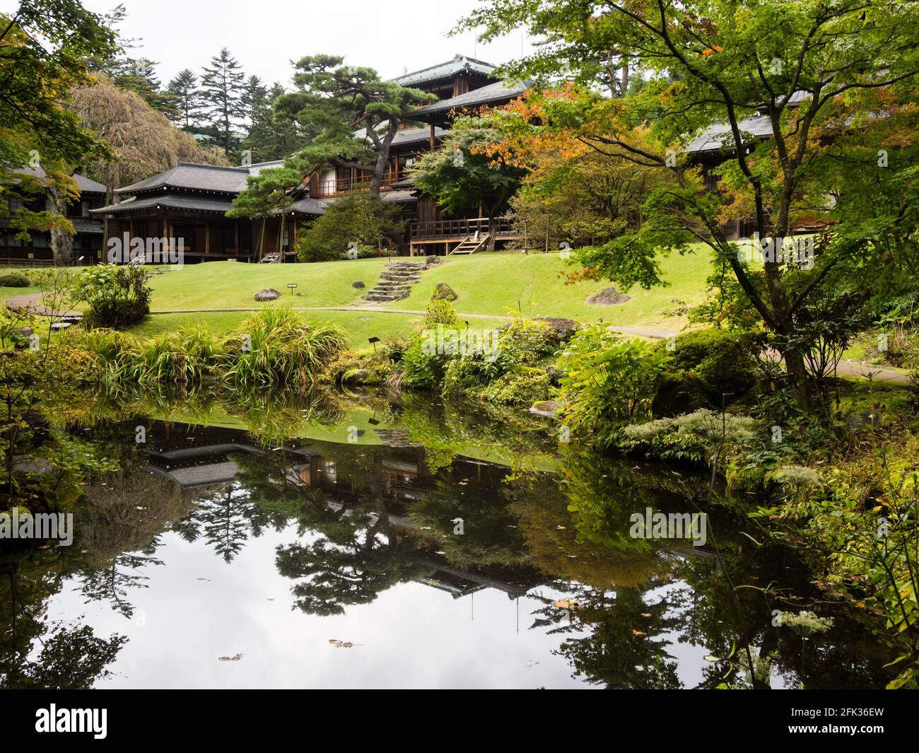 Nikko, Japan - 23. Oktober 2016: Traditioneller japanischer Landschaftsgarten mit Teich in der kaiserlichen Villa Tamozawa mit Herbstblättern, die ihre Farbe ändern Stockfoto