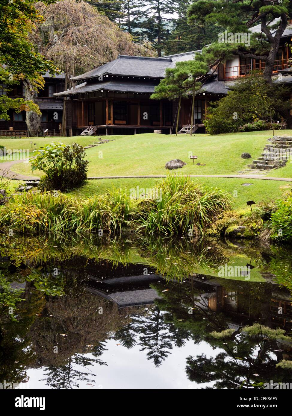 Nikko, Japan - 23. Oktober 2016: Traditioneller japanischer Landschaftsgarten mit Teich in der kaiserlichen Villa Tamozawa Stockfoto