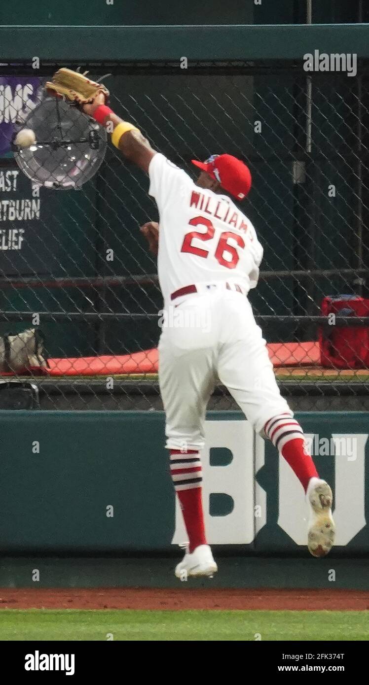 St. Louis, Usa. April 2021. St. Louis Cardinals Rechtsfeldspieler Justin Williams spielt einen Baseballschläger von Philadelphia Phillies Brad Miller im dritten Inning im Busch Stadium in St. Louis am Dienstag, den 27. April 2021. Foto von Bill Greenblatt/UPI Credit: UPI/Alamy Live News Stockfoto