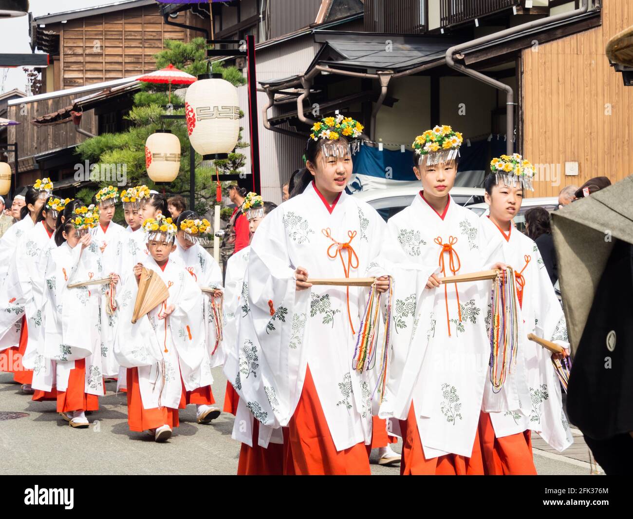 Takayama, Japan - 10. Oktober 2015: Einheimische Mädchen in shinto-Priesterinnen-Kleidung marschieren während des jährlichen Takayam durch die Straßen der Altstadt von Takayama Stockfoto