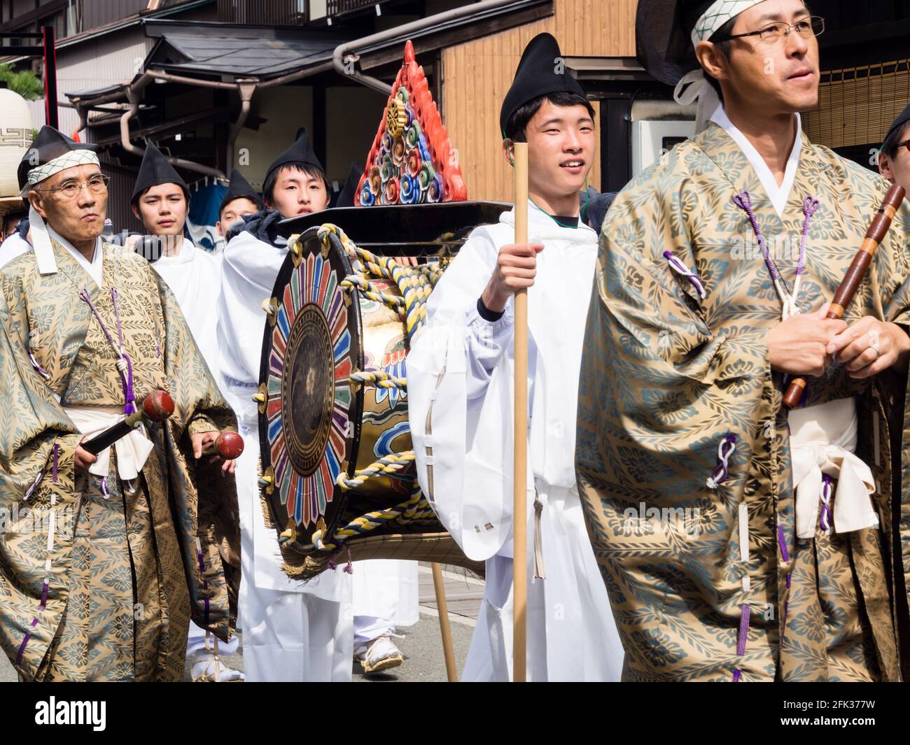 Takayama, Japan - 10. Oktober 2015: Shinto-Priester tragen während der jährlichen Takayama Autumn Fes eine rituelle Trommel durch die Straßen der Altstadt von Takayama Stockfoto