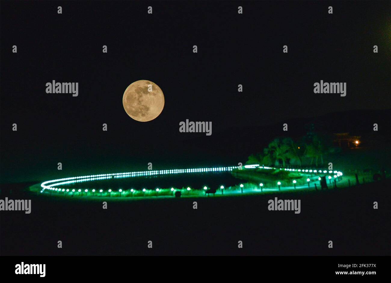 Dunhuang, China. April 2021. Der Supermond im Dunhuang-Dessert in Dunhuang, Gansu, China, am 28. April 2021.(Foto: TPG/cnsphotos) Quelle: TopPhoto/Alamy Live News Stockfoto