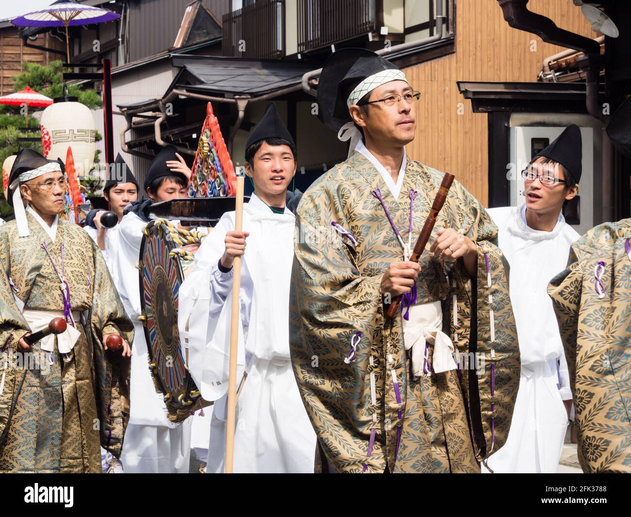 Takayama, Japan - 10. Oktober 2015: Shinto-Priester tragen während der jährlichen Takayama Autumn Fes eine rituelle Trommel durch die Straßen der Altstadt von Takayama Stockfoto
