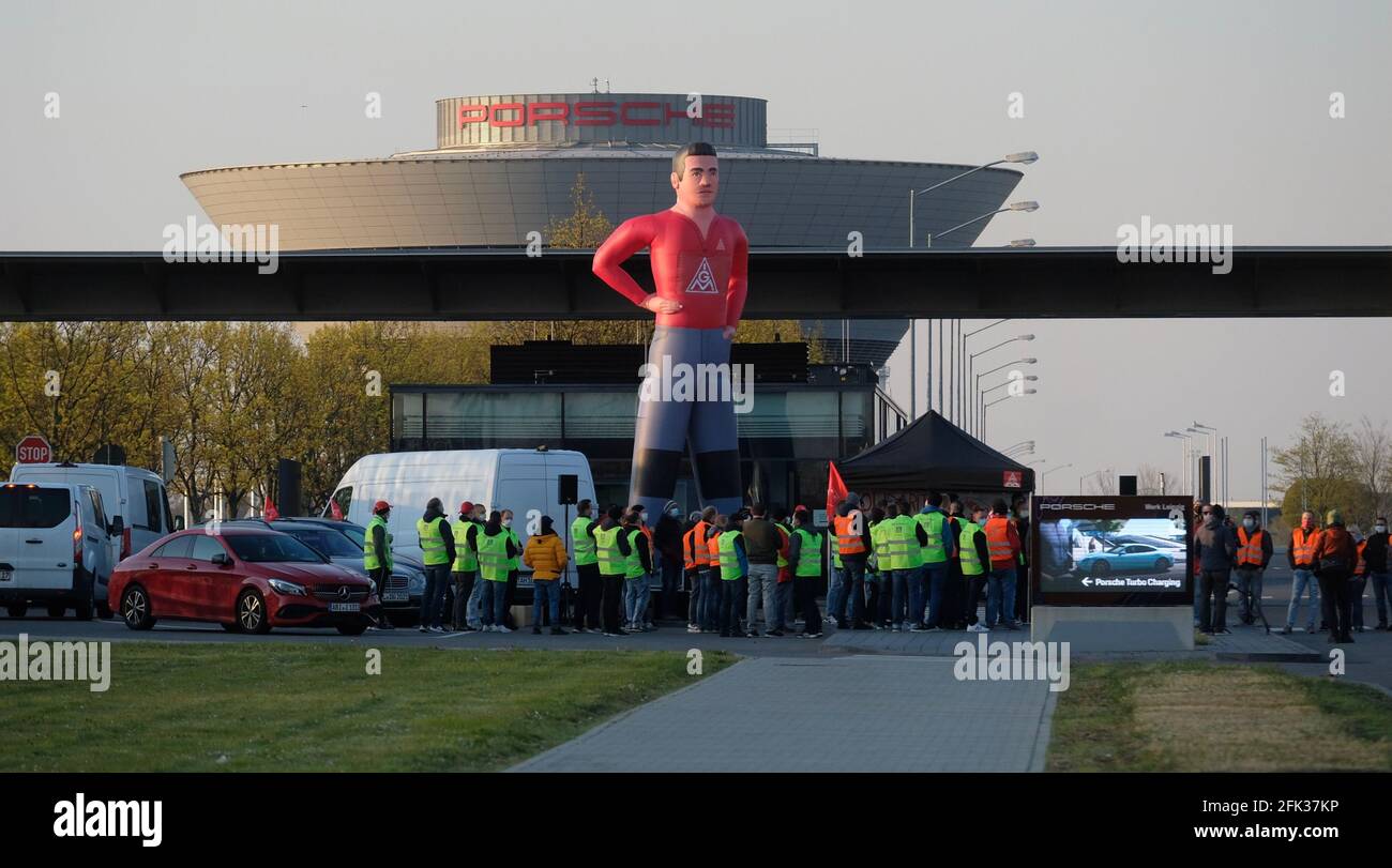 Leipzig, Deutschland. April 2021. Mitarbeiter des Porsche-Werks in Leipzig versammeln sich vor dem Werkstor. Rund 4,200 Beschäftigte nehmen an einem Warnstreik der Metallarbeitergewerkschaft IGM Teil. Die Gewerkschaft fordert im Lohnstreit in Ost und West gleiche Bezahlung. Quelle: Sebastian Willnow/dpa-Zentralbild/dpa/Alamy Live News Stockfoto