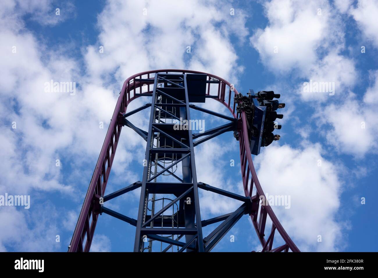 Maskierte Besucher auf einer Achterbahnfahrt im Oaks Amusement Park in Portland, der am Sonntag, den 25. April 2021, gemäß den COVID-Vorgaben wieder eröffnet wird. Stockfoto