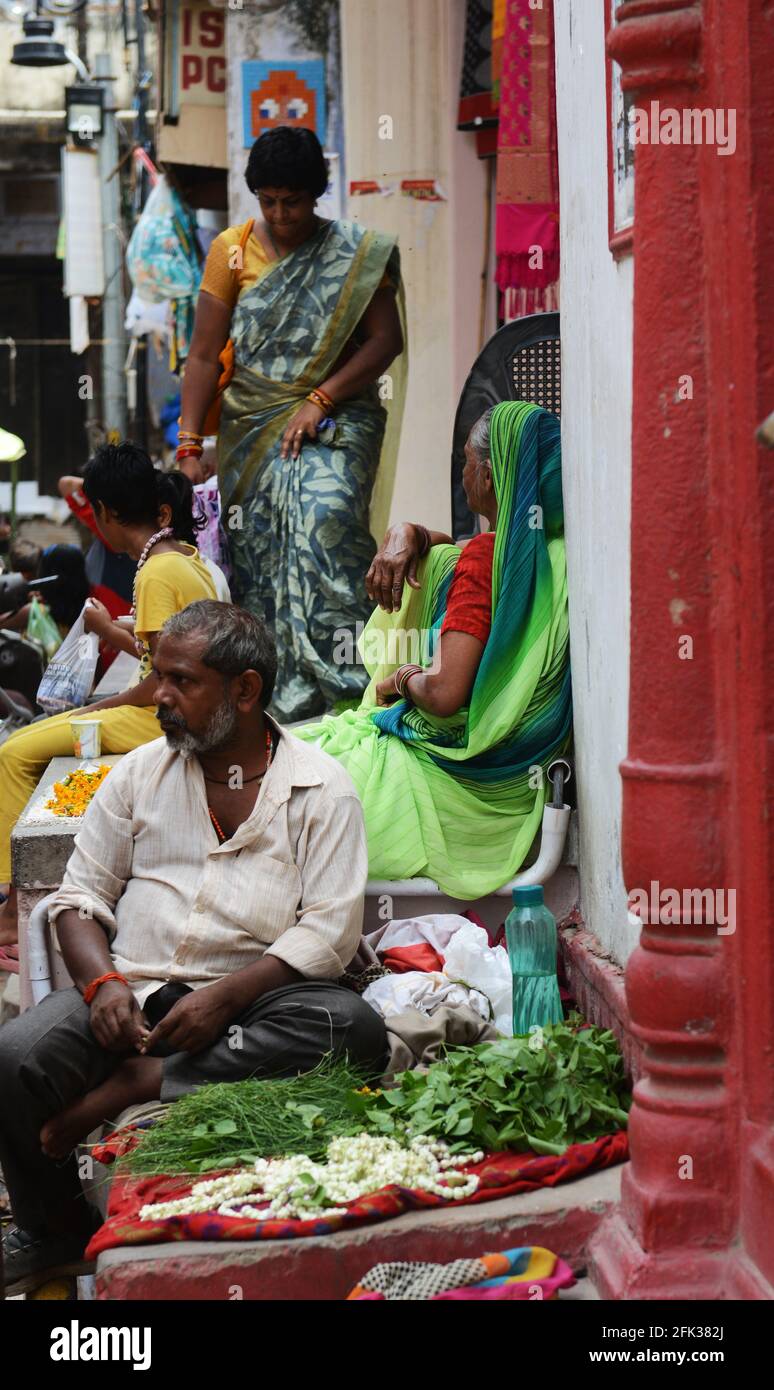 Ein farbenfroher Straßenmarkt in der Altstadt von Varanasi, Indien. Stockfoto