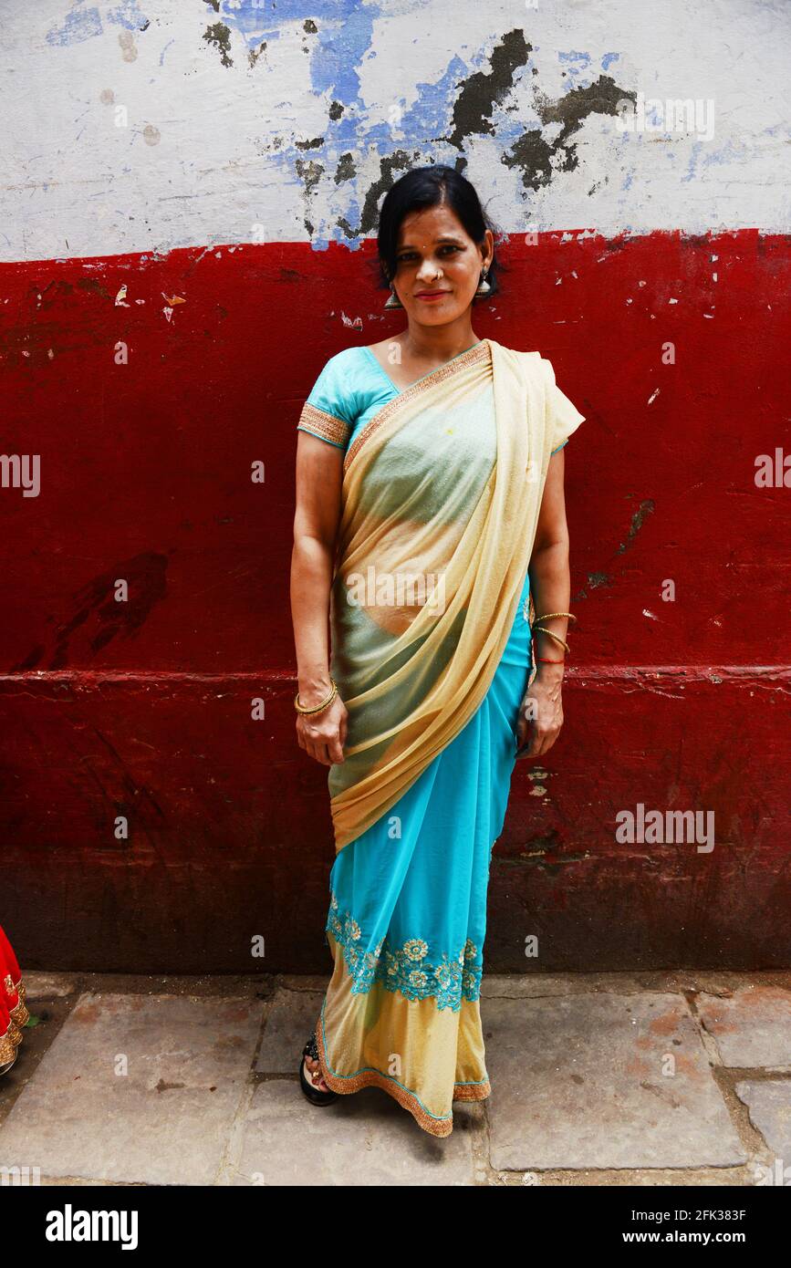 Eine indische Frau, die einen traditionellen Saree trägt. Stockfoto
