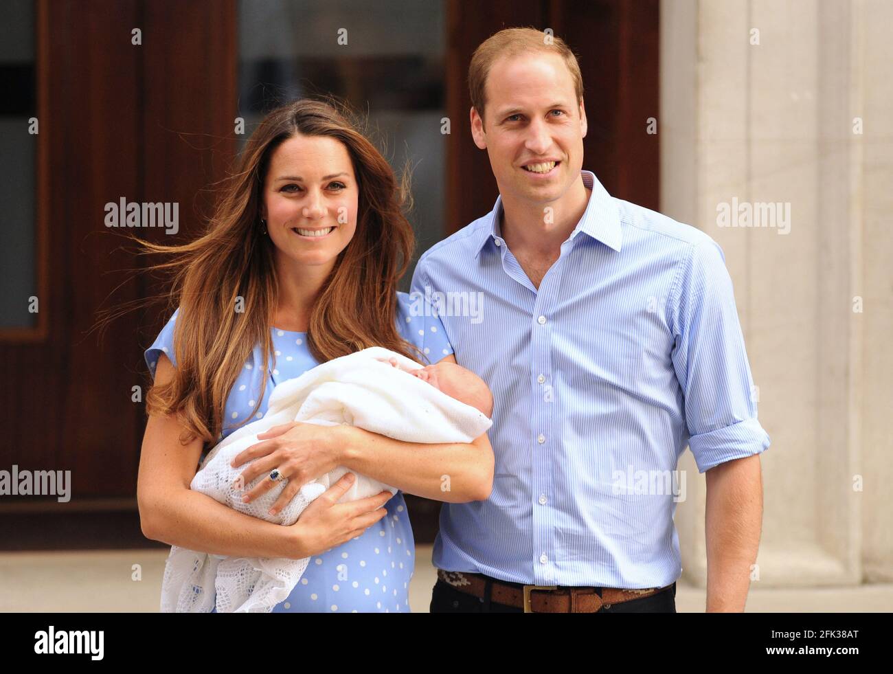 Aktenfoto vom 23/07/13 des Herzogs und der Herzogin von Cambridge, das den Lindo-Flügel des St. Mary's Hospital in London mit ihrem neugeborenen Sohn, Prinz George von Cambridge, verließ. Die Herzogin von Cambridge wird ein Jahrzehnt als HRH verbracht haben, als sie und der Herzog von Cambridge am Donnerstag ihren 10. Hochzeitstag feiern. Ausgabedatum: Mittwoch, 28. April 2021. Stockfoto