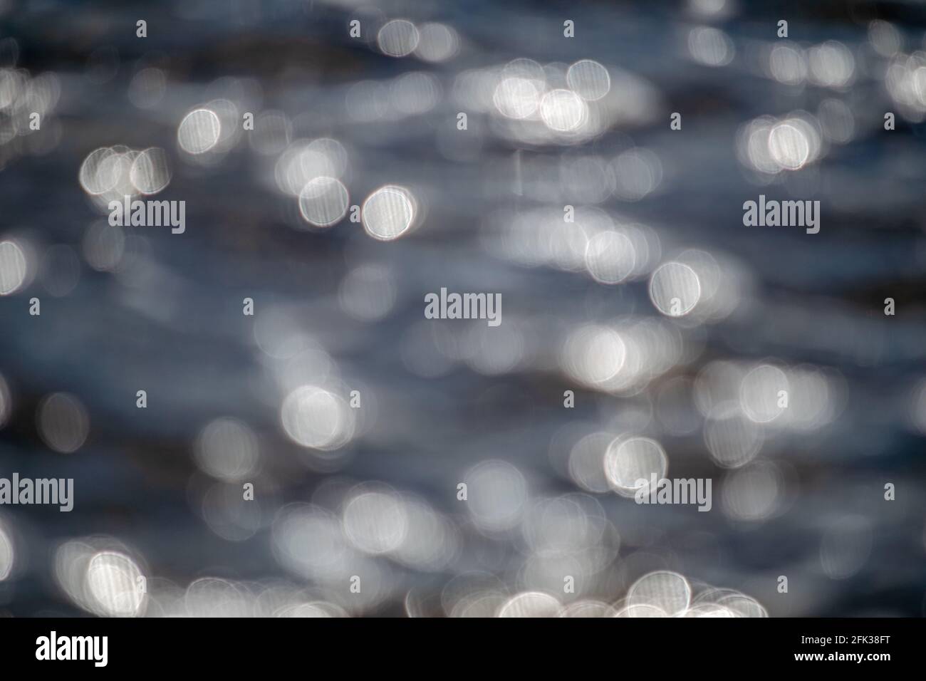 Die Sonne schimmert auf dem Wasser des Mittelmeers Fokus Stockfoto