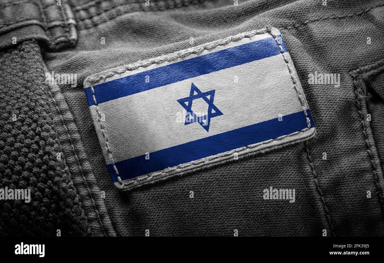 Anhänger auf dunkler Kleidung in Form der Flagge Des Staates Israel Stockfoto