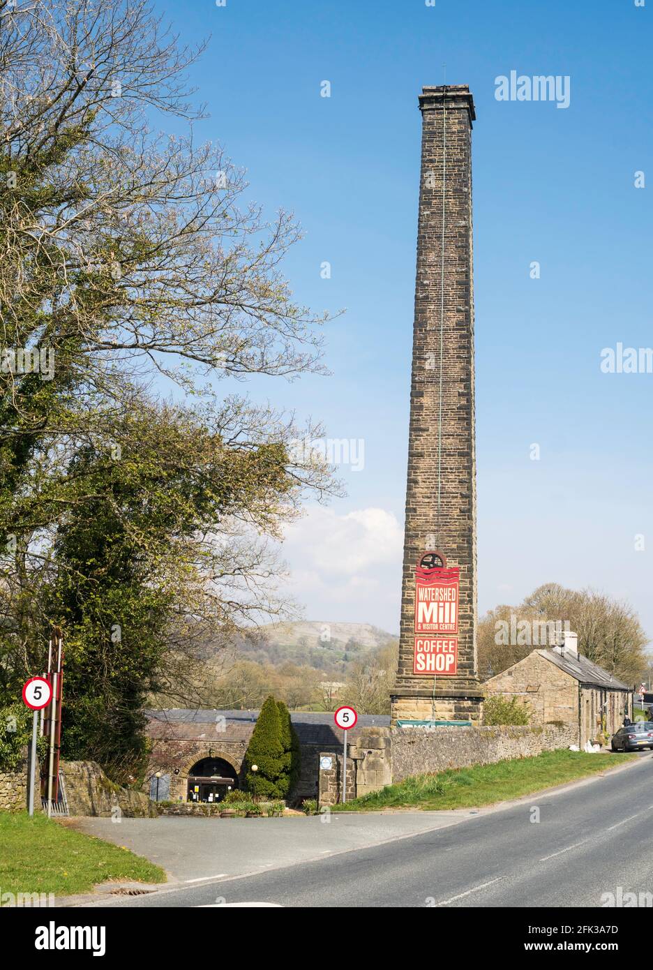 Der alte Steinmühlenkamin der Watershed Mill in Settle, Yorkshire, England, Großbritannien - jetzt ein Einzelhandelsgeschäft und Café. Stockfoto